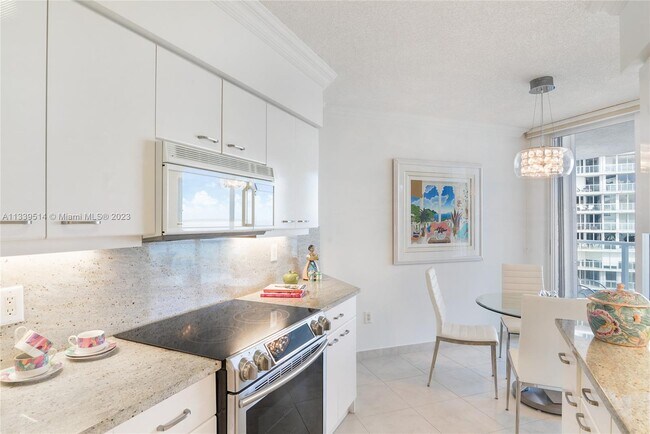 Building Photo - 16445 Collins Ave