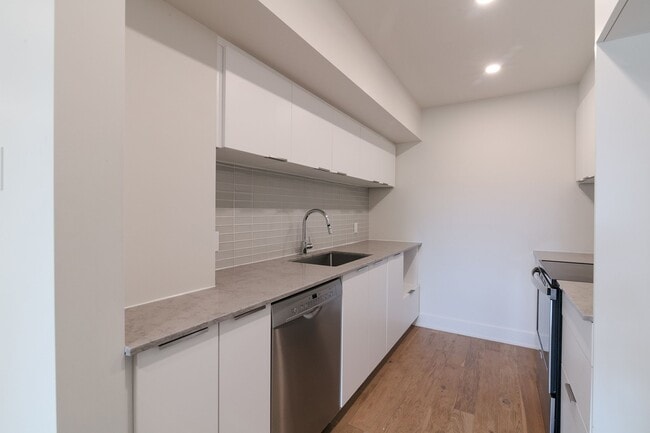 Building Photo - 37 Roosevelt Ave