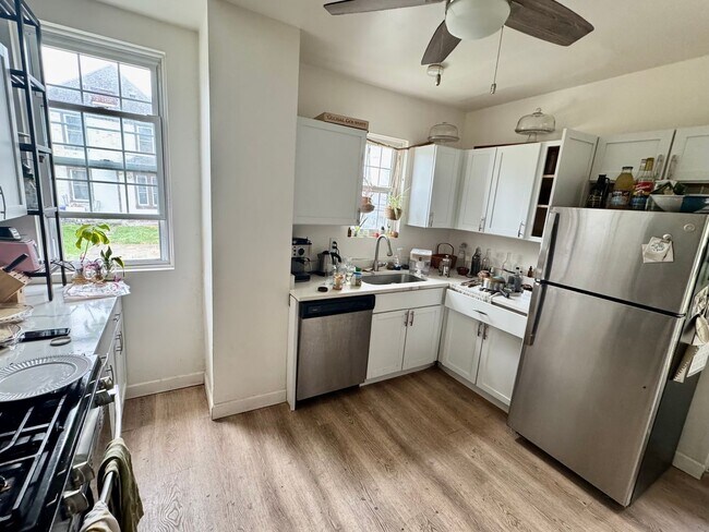 Foto del edificio - Newly renovated spacious 4 bedroom home in...