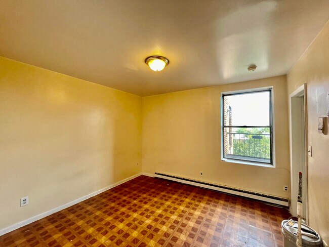 Building Photo - 22 Gifford Ave