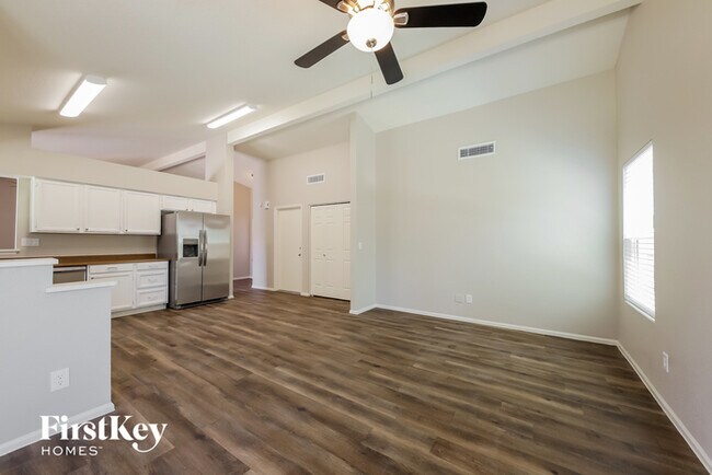Foto del edificio - 5625 W Yucca St