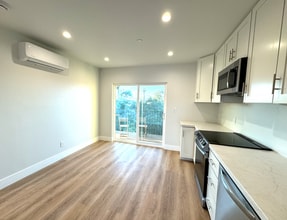 Building Photo - 3560 Sydney Pl