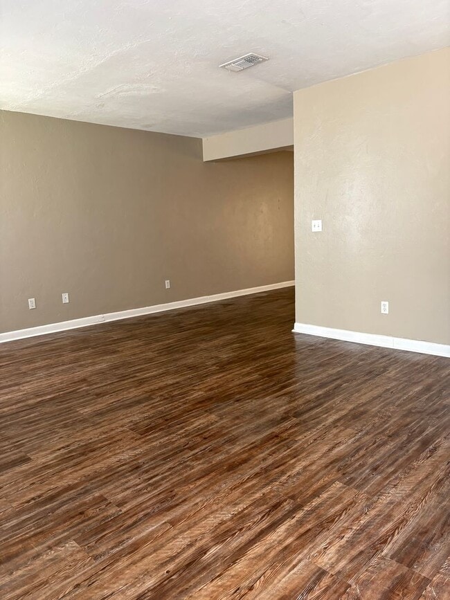 Building Photo - 2 story townhouse near TMH!!!