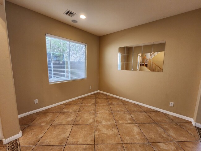 Building Photo - Stunning 4 Bed 3 Bath 2 Story Home with Loft