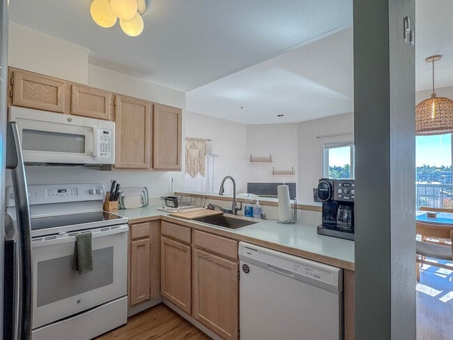 Building Photo - Top Floor Northgate 2 bed/2 bath Condo, $2...