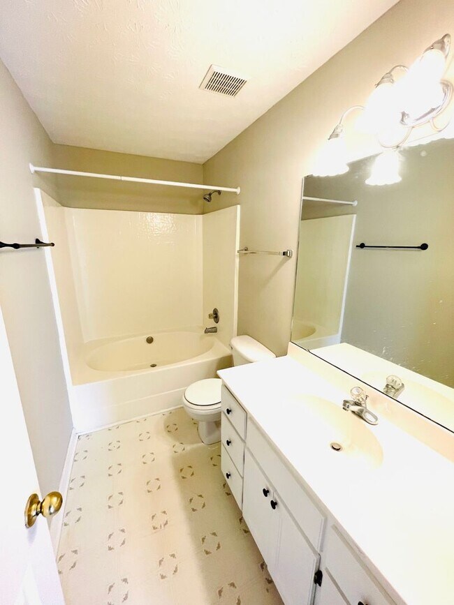 Building Photo - ** 3 bed 2 bath located at Taylor and Troy...
