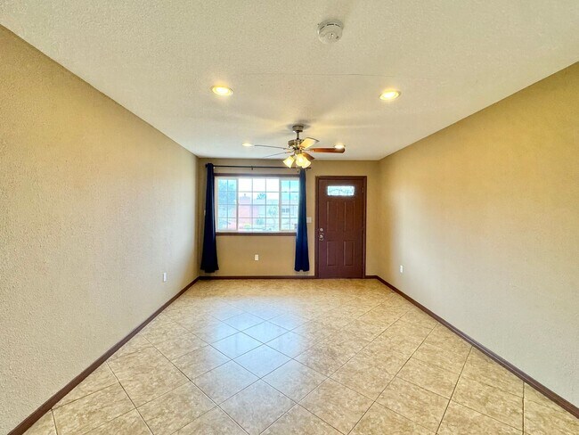 Foto del edificio - Beautiful 5 Bedroom/ 2 Bathroom home locat...