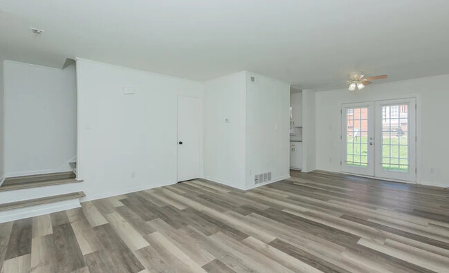Building Photo - Room in Townhome on Greenbriar Rd