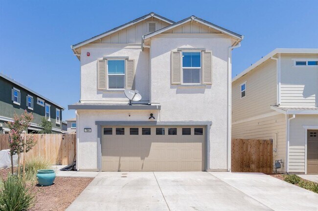 Foto del edificio - Newer home in beautiful Winters!