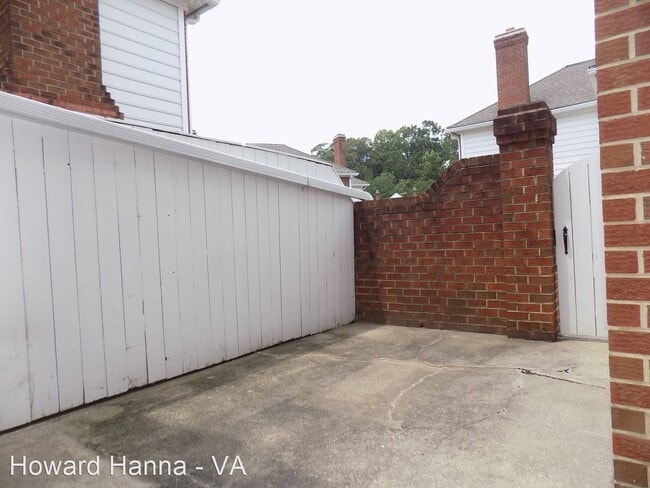 Building Photo - 205 Amersham Dr