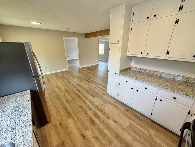 Foto del edificio - 80 Glenn Burnie Dr