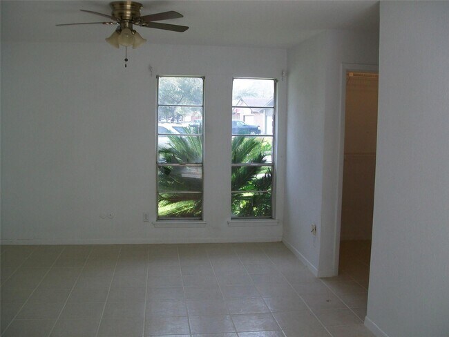 Building Photo - 2526 Valley Forest Dr
