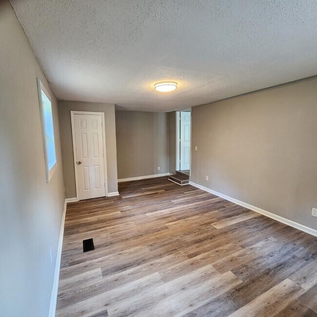 Building Photo - Newly Renovated 4 bedroom 3 bath.