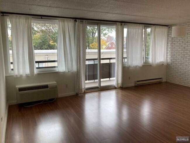 Foto del edificio - 555 Gorge Rd