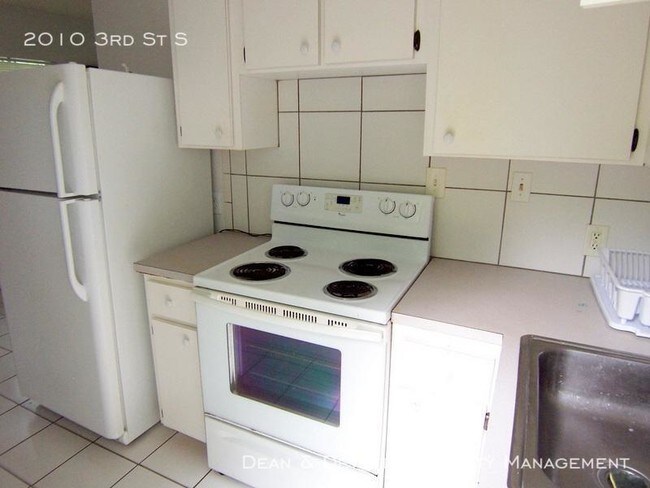 Building Photo - Old Southeast Duplex - Walk or Bike to Dow...