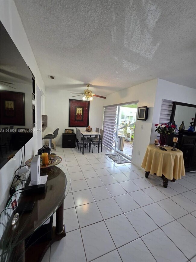 Foto del edificio - 11173 NW 7th St