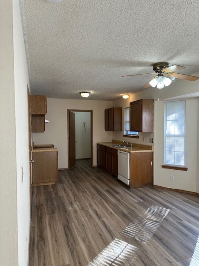 Building Photo - Nice 3 bedroom house in South Springield