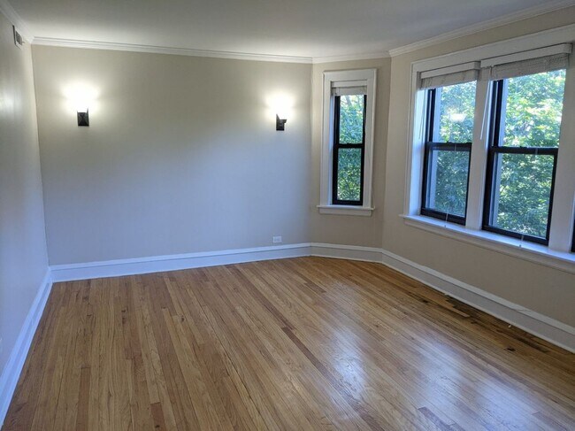 Foto del edificio - 716 Reba Pl