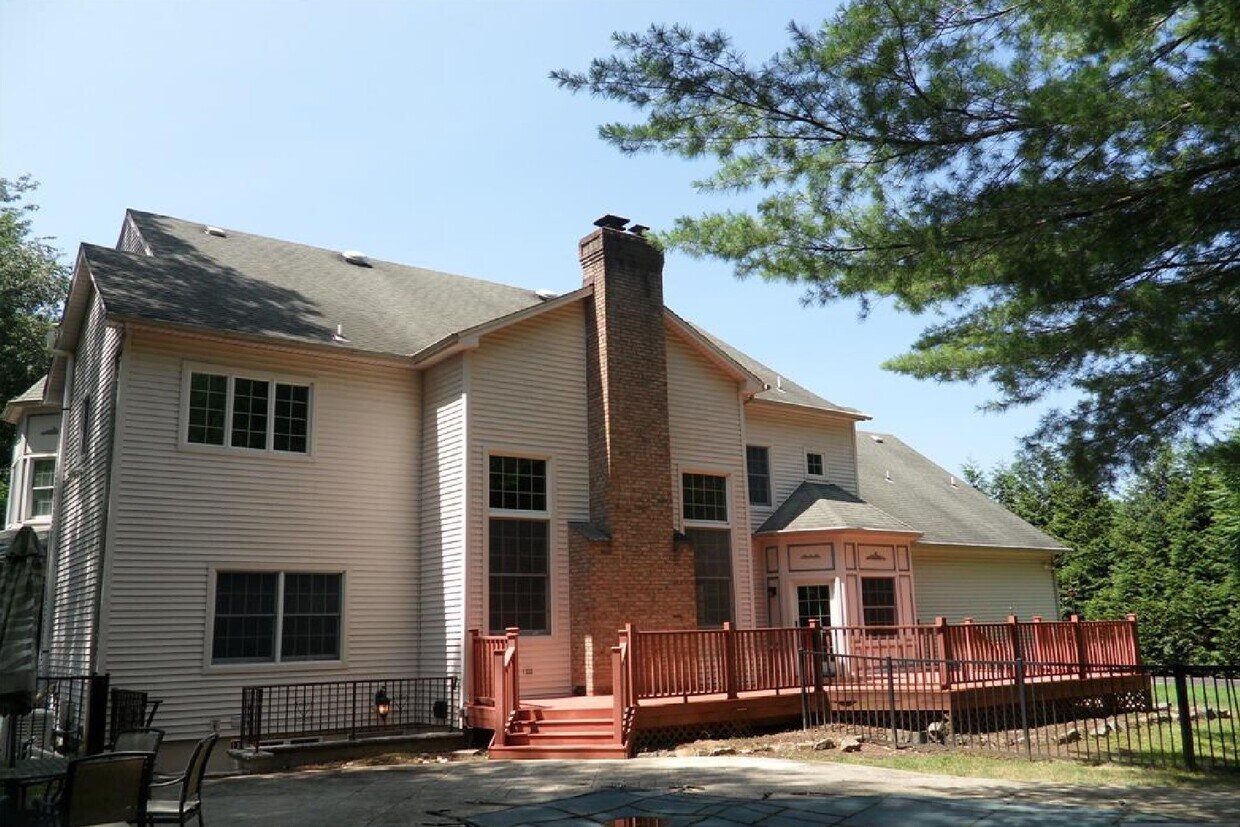 Building Photo - 765 Colonial Rd