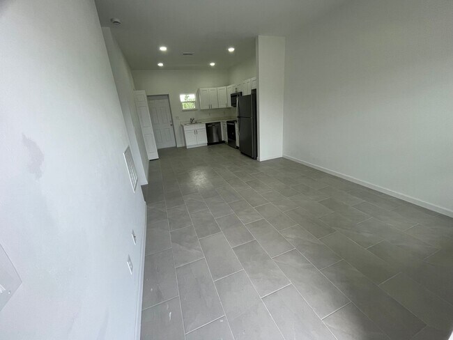 Foto del edificio - Bright & Modern 2 Bed-1 Bath Pet-Friendly Home in desirable Alva, FL!