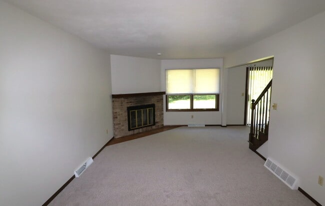 Building Photo - Nice side by side Appleton Duplex