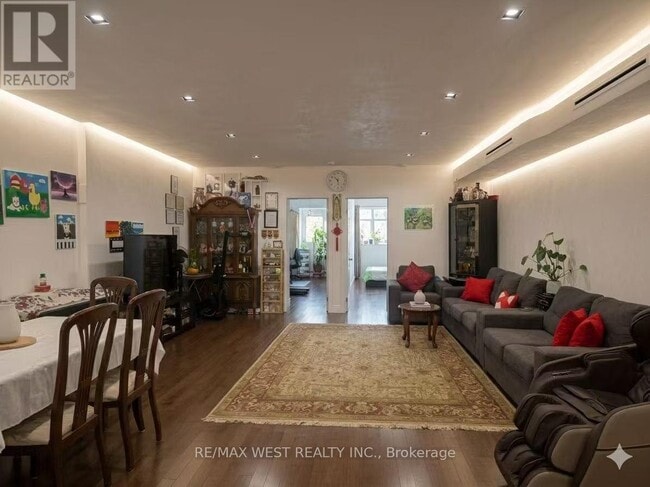Photo du bâtiment - 555 St Clair Ave W