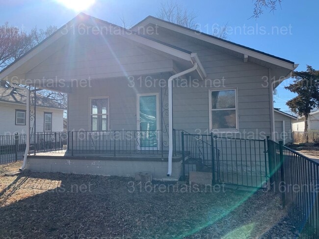 Building Photo - $1,300 - 3 bedroom 2 bath - Beautiful home...