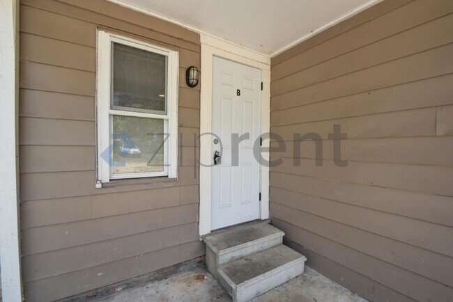 Building Photo - Unit B