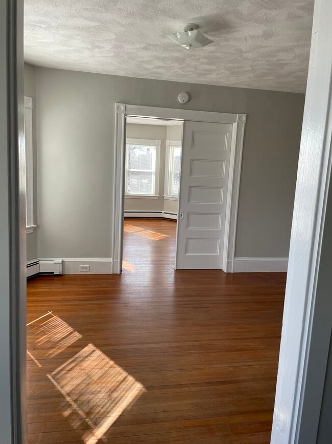 Building Photo - 16 Maple St