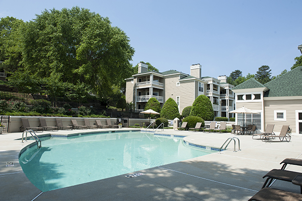 Nuestra espectacular piscina sin duda te complacerá, grandes terrazas con varias estaciones de parrillas - Beacon Ridge Apartments