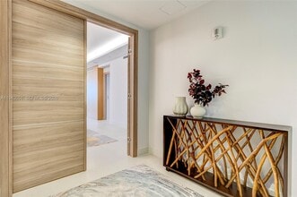 Building Photo - 515 Valencia Ave