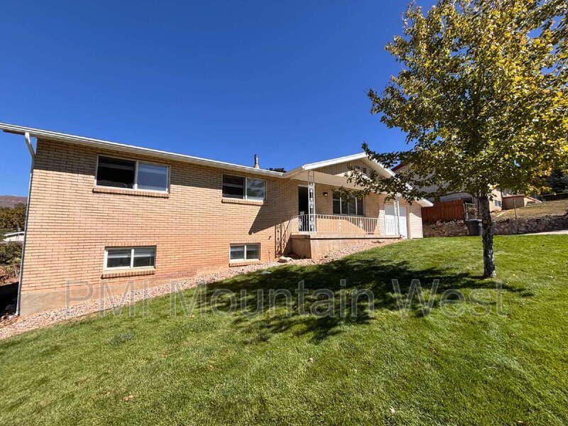 Building Photo - 1011 Claremont Dr