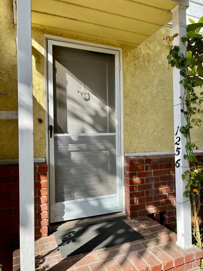 Foto del edificio - 1256 Devon Ave