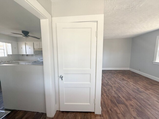 Foto del edificio - 3-Bedroom Home with Carport and Spacious Rooms Near Tennessee Tech & Downtown Cookeville