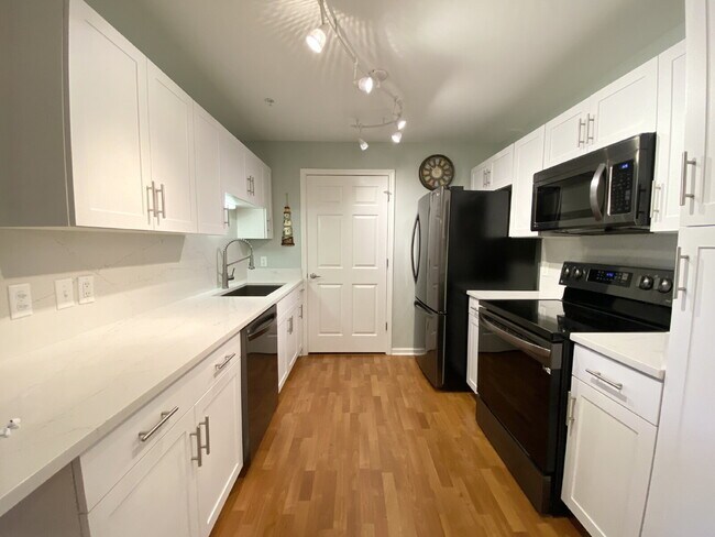 Foto del edificio - Two Bedroom Spacious Condo Near Everything...