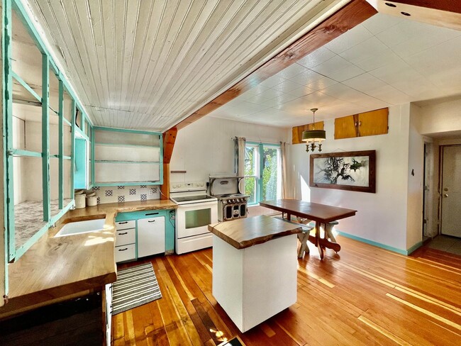 Building Photo - Charming Ronald Cabin Available through Ma...