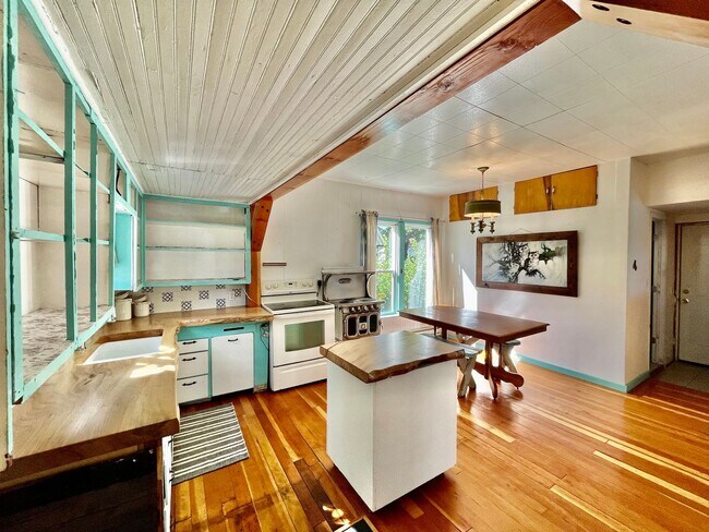 Foto del edificio - Charming Ronald Cabin Available through Ma...