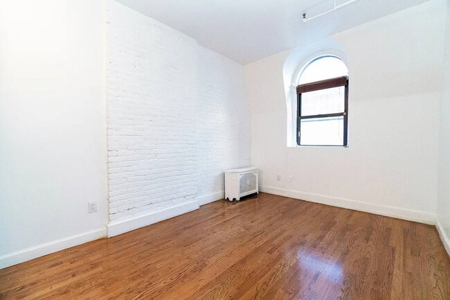 Building Photo - 156 W 15th St