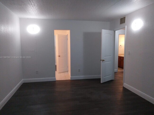 Foto del edificio - 14850 Naranja Lakes Blvd