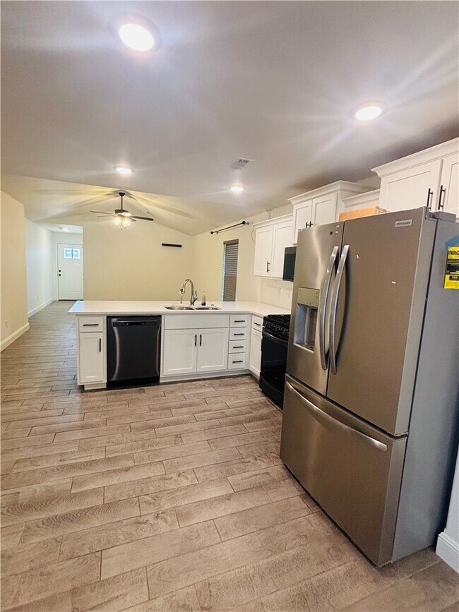 Foto del edificio - 2131 Wildflower Dr
