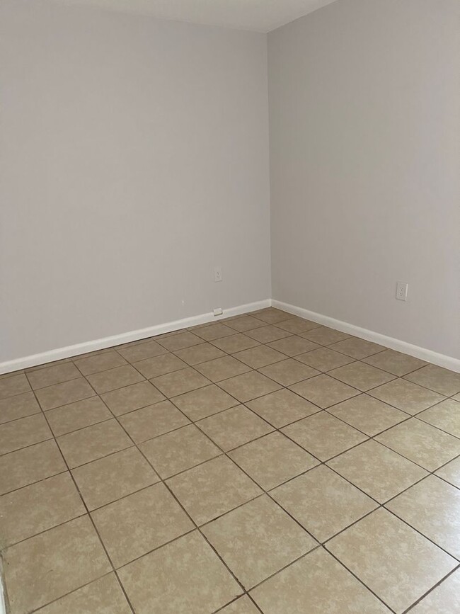 Building Photo - Location, location, location! 876 SF Unit-...