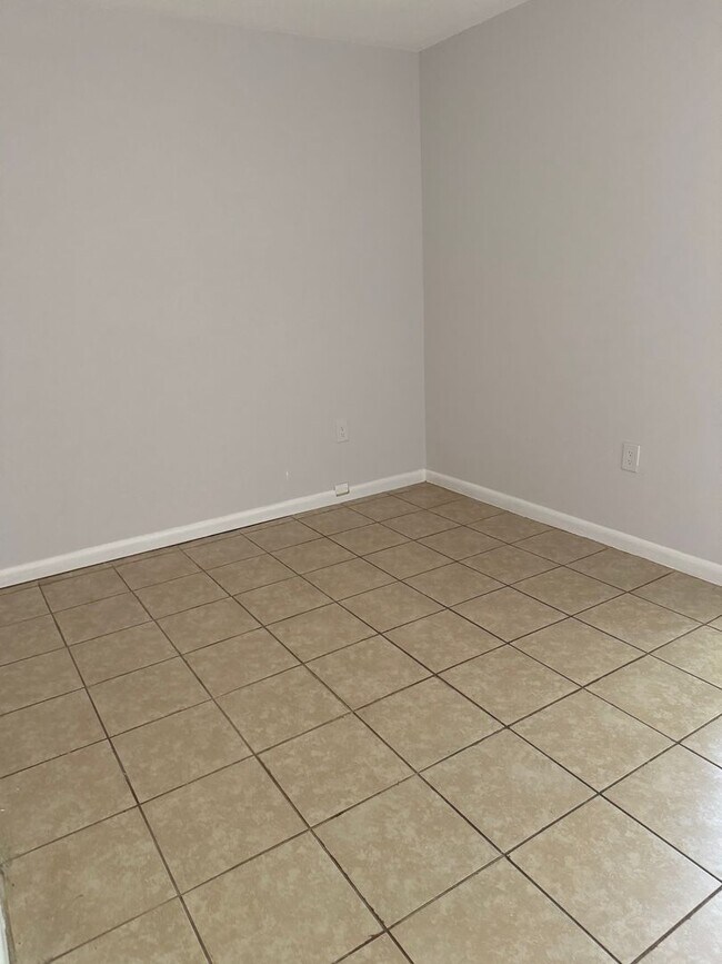 Foto del edificio - Location, location, location! 876 SF Unit-...