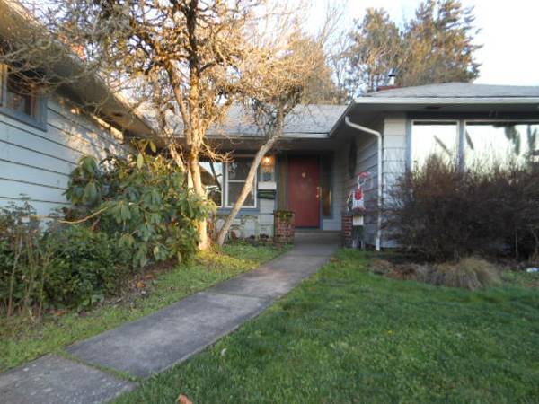 Primary Photo - South Campus 4 bed/2 bath with double car ...