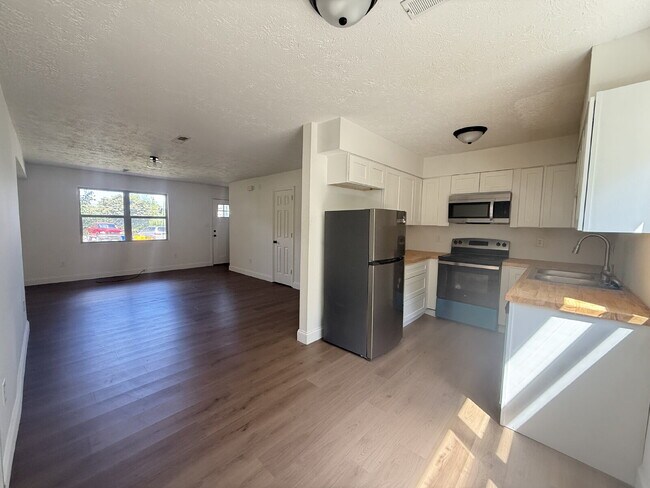 Foto del edificio - This fully updated 2-bedroom, 1.5-bath uni...