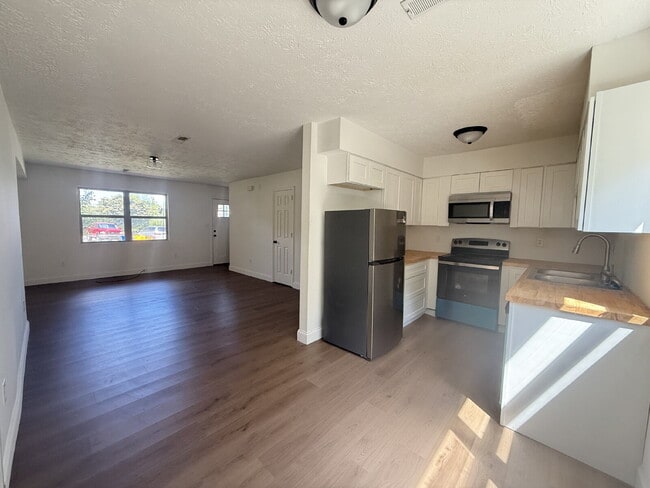 Building Photo - This fully updated 2-bedroom, 1.5-bath uni...