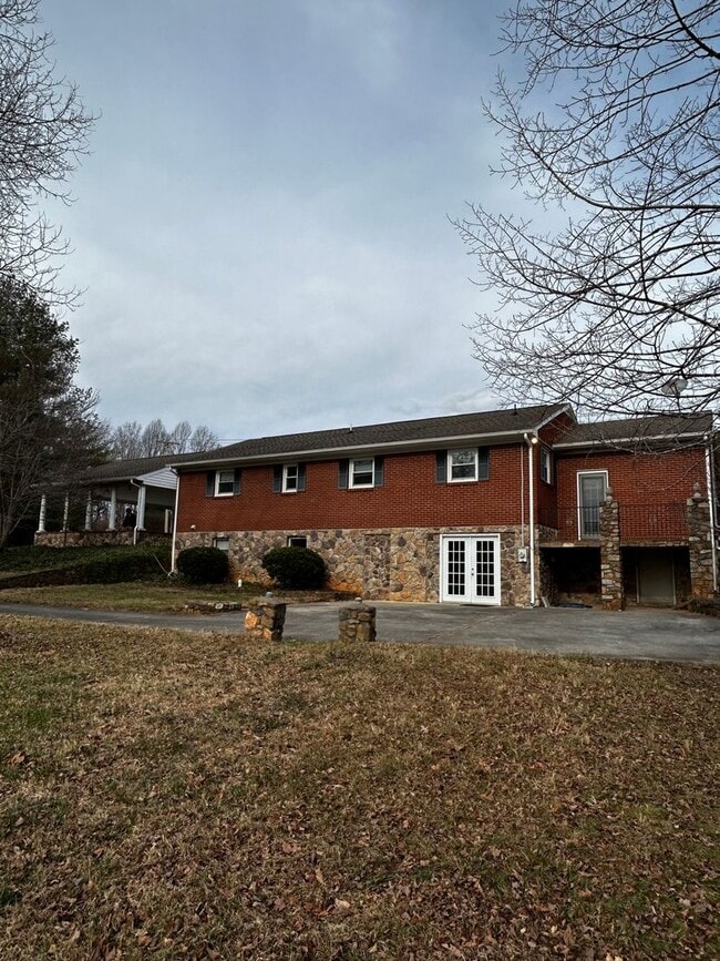Building Photo - Single family home in Forest