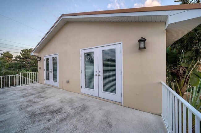 Building Photo - 907 Riviera St