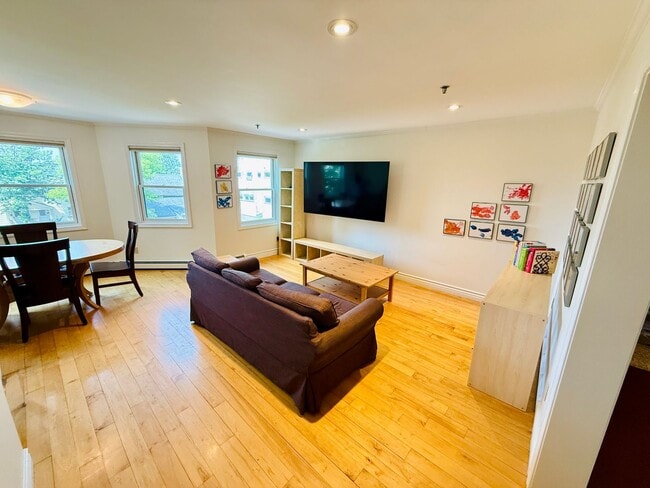 Building Photo - Beautiful 3 level townhouse - ALL utilitie...