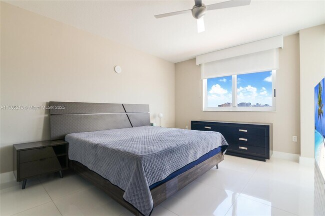 Foto del edificio - 1745 E Hallandale Beach Blvd