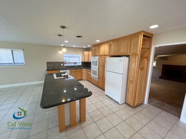 Foto del edificio - $5,095 - Beautiful 3/2 Bath Home Tucked Away in Prime Santa Clara's Location